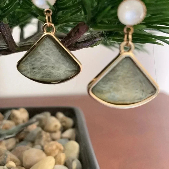 Smoky green goldtone earrings - Picture 2 of 5